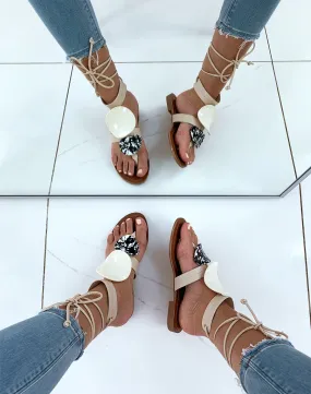 Nu-pieds beige ornés de deux empiècements à motifs