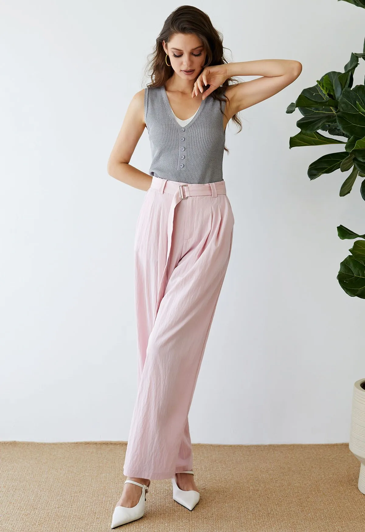 Pantalon à jambe droite avec poche latérale et ceinture drapée en rose