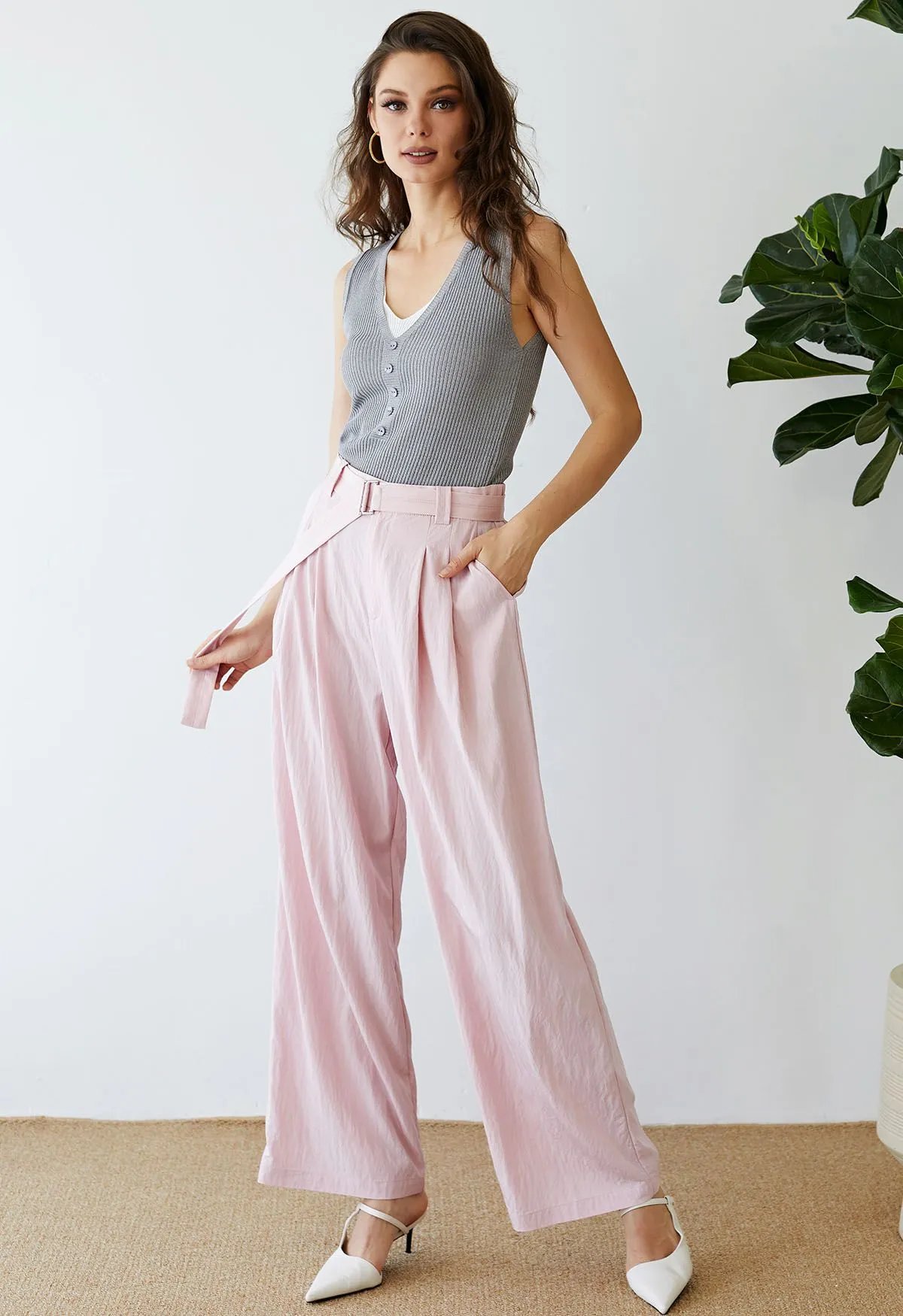 Pantalon à jambe droite avec poche latérale et ceinture drapée en rose