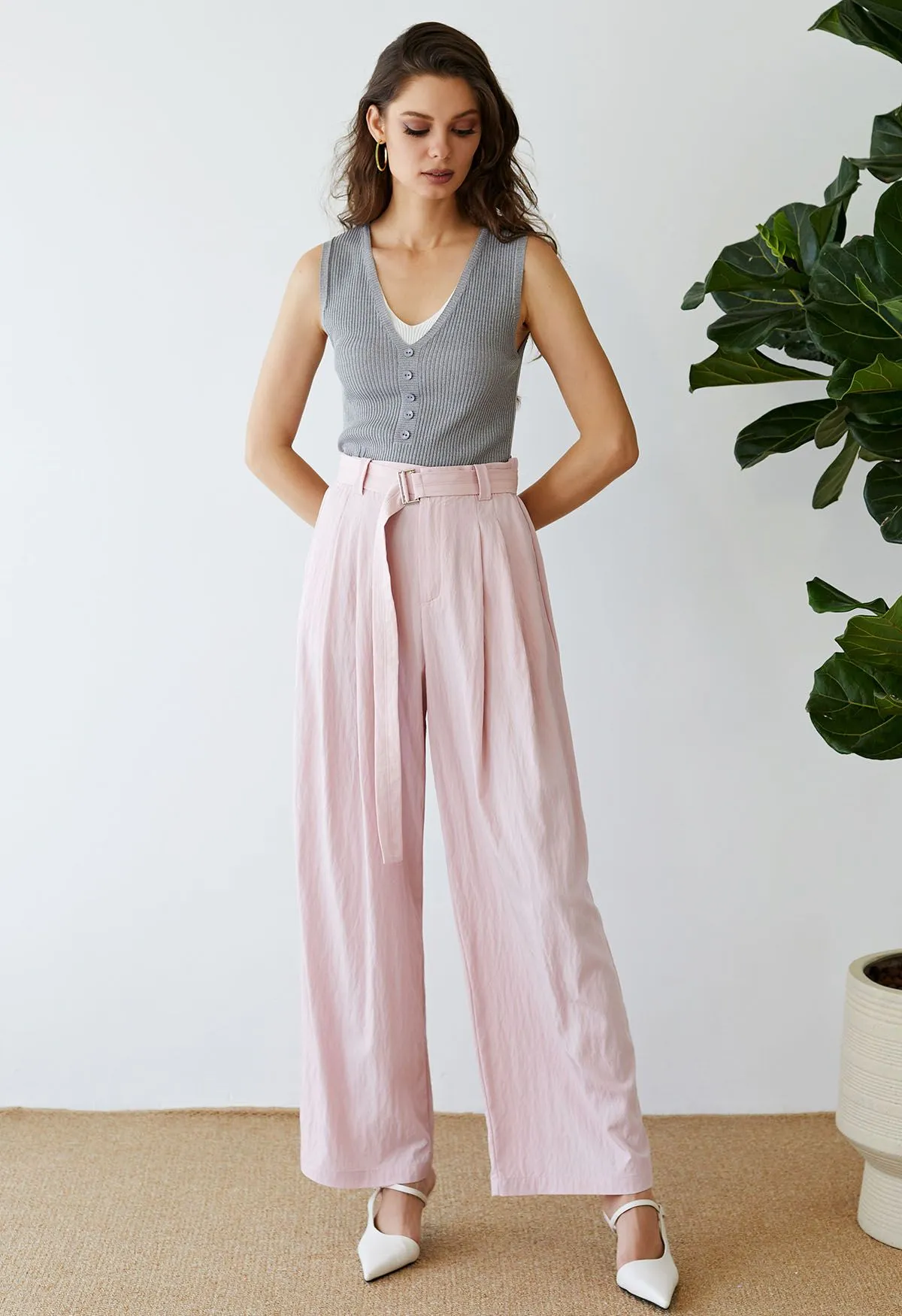 Pantalon à jambe droite avec poche latérale et ceinture drapée en rose