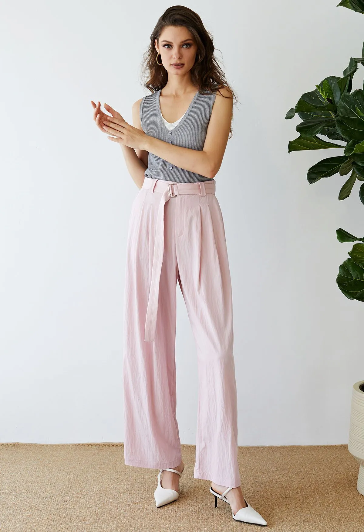 Pantalon à jambe droite avec poche latérale et ceinture drapée en rose