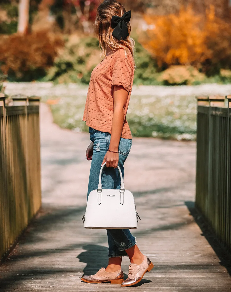 Petit sac à main gris clair arrondi à doubles compartiments