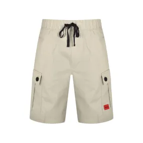 SHORT HUGO BEIGE AVEC POCHES CARGO ET ÉTIQUETTE LOGO ROUGE GARLIO242